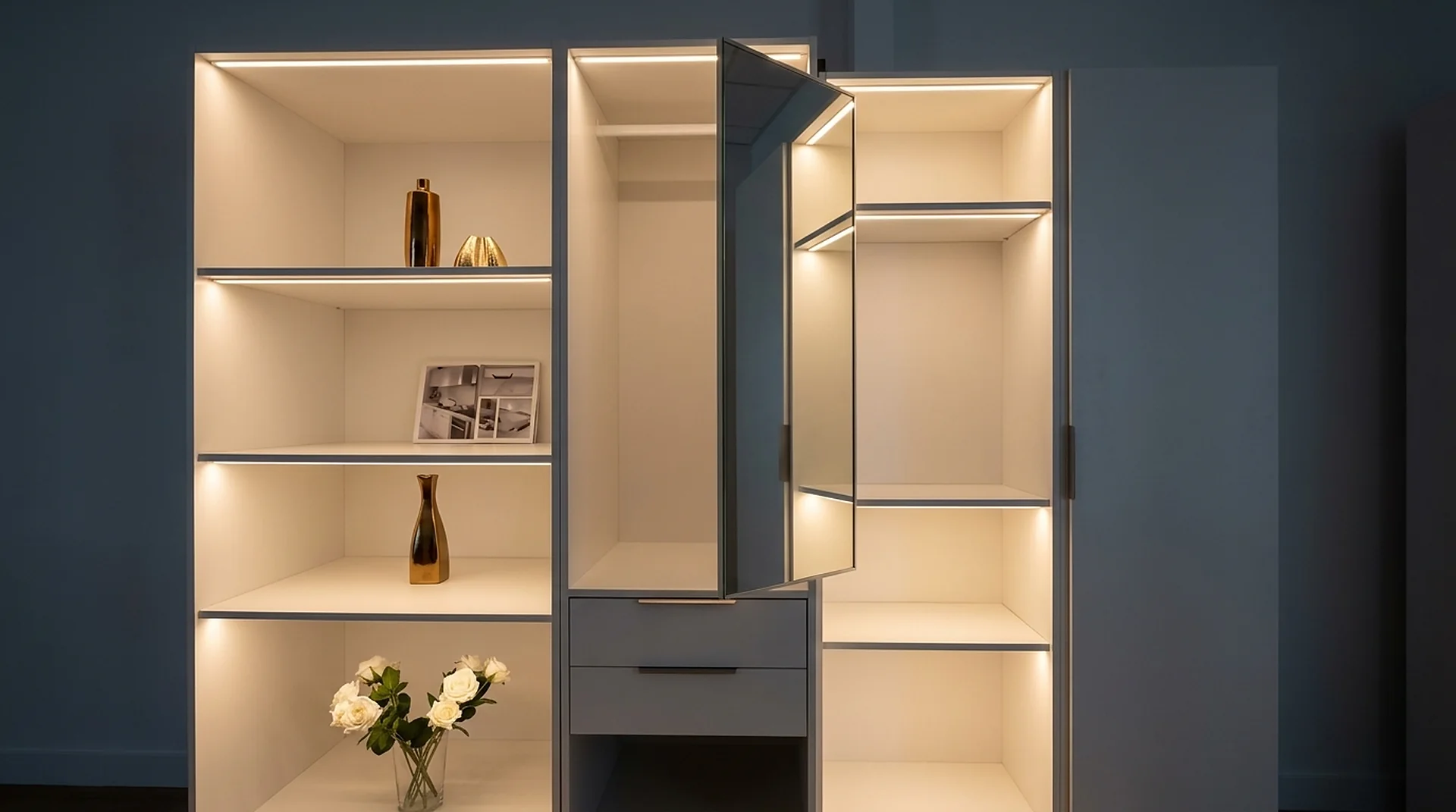 Adjustable Shelf with integrated LED lighting