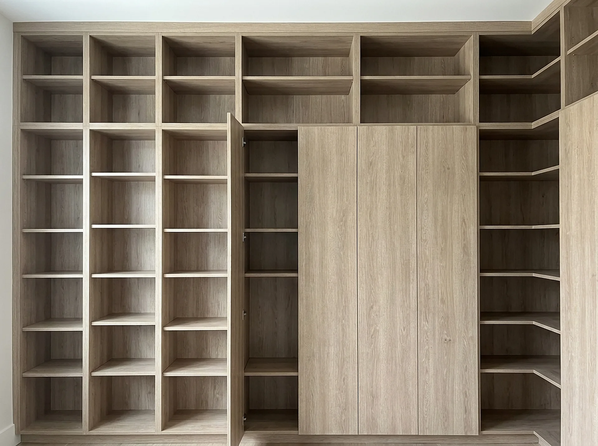Edge and 32 mm shelf-pin detail of the Ceiling Cabinet