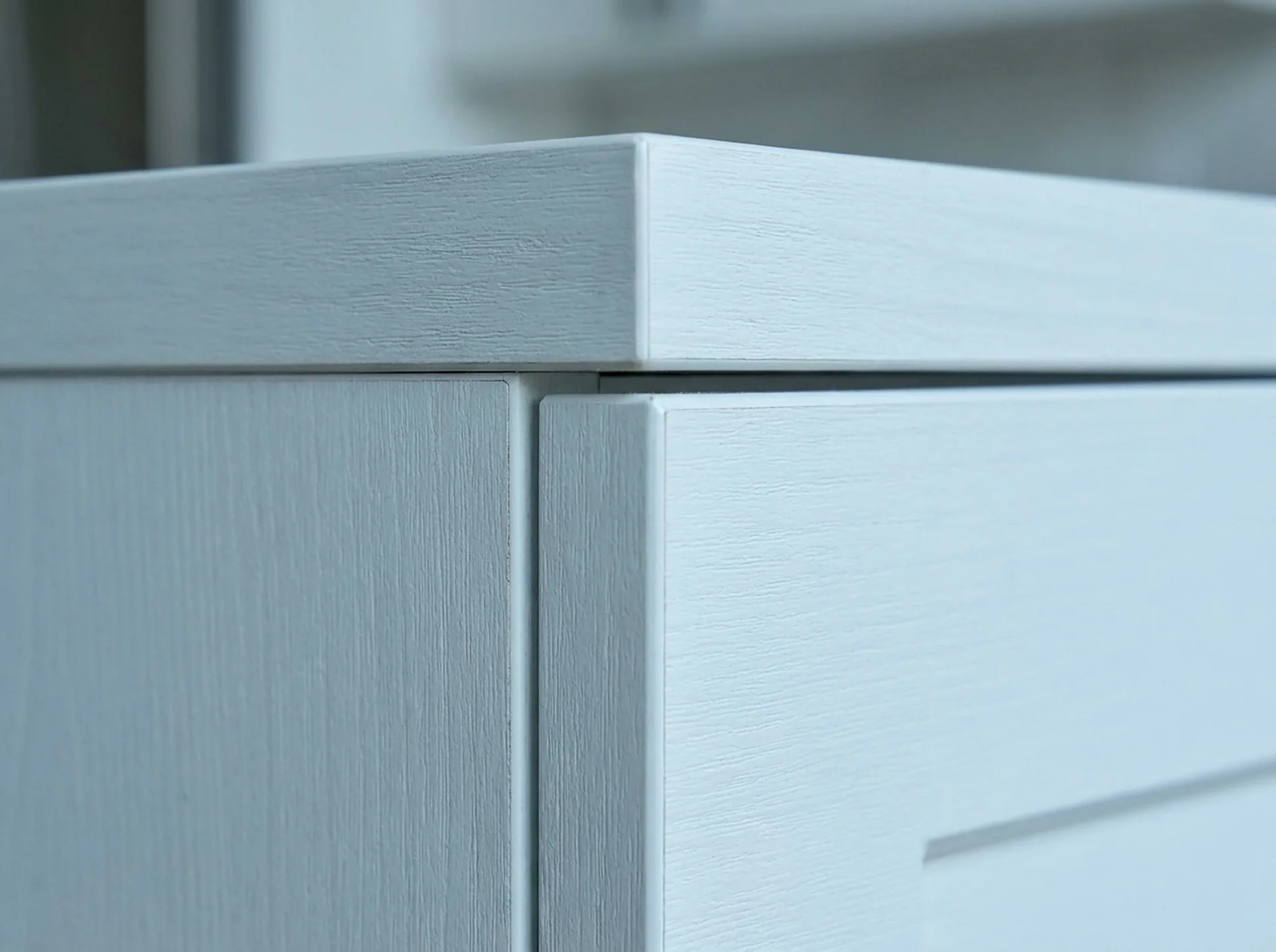 Edge and 32 mm shelf-pin detail of the Closet Drawers
