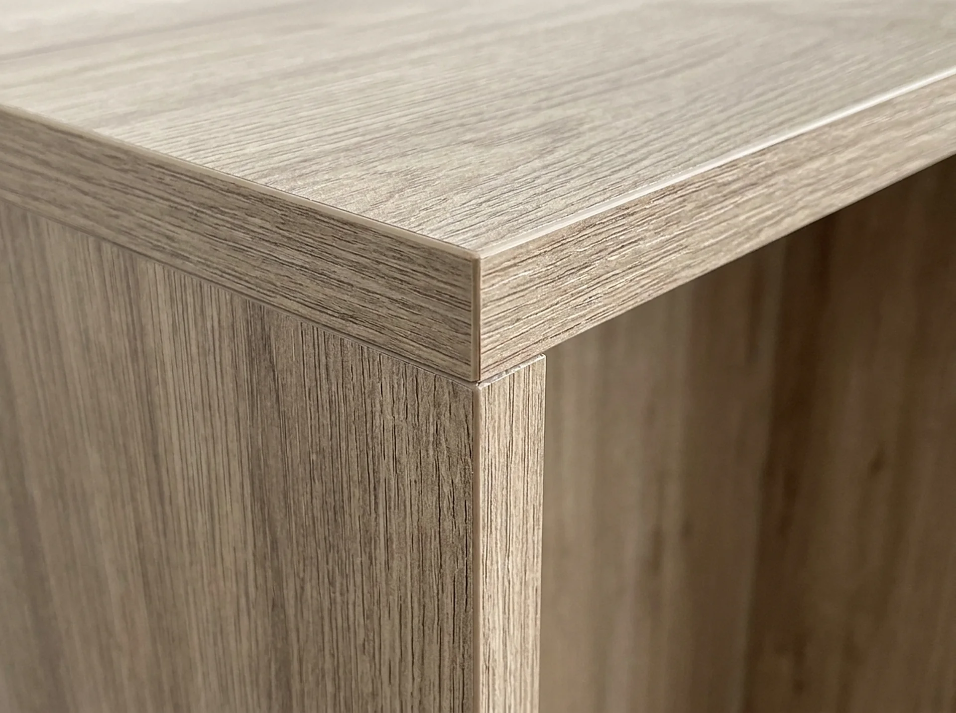 Edge and 32 mm shelf-pin detail of the Clothes Rail Closet