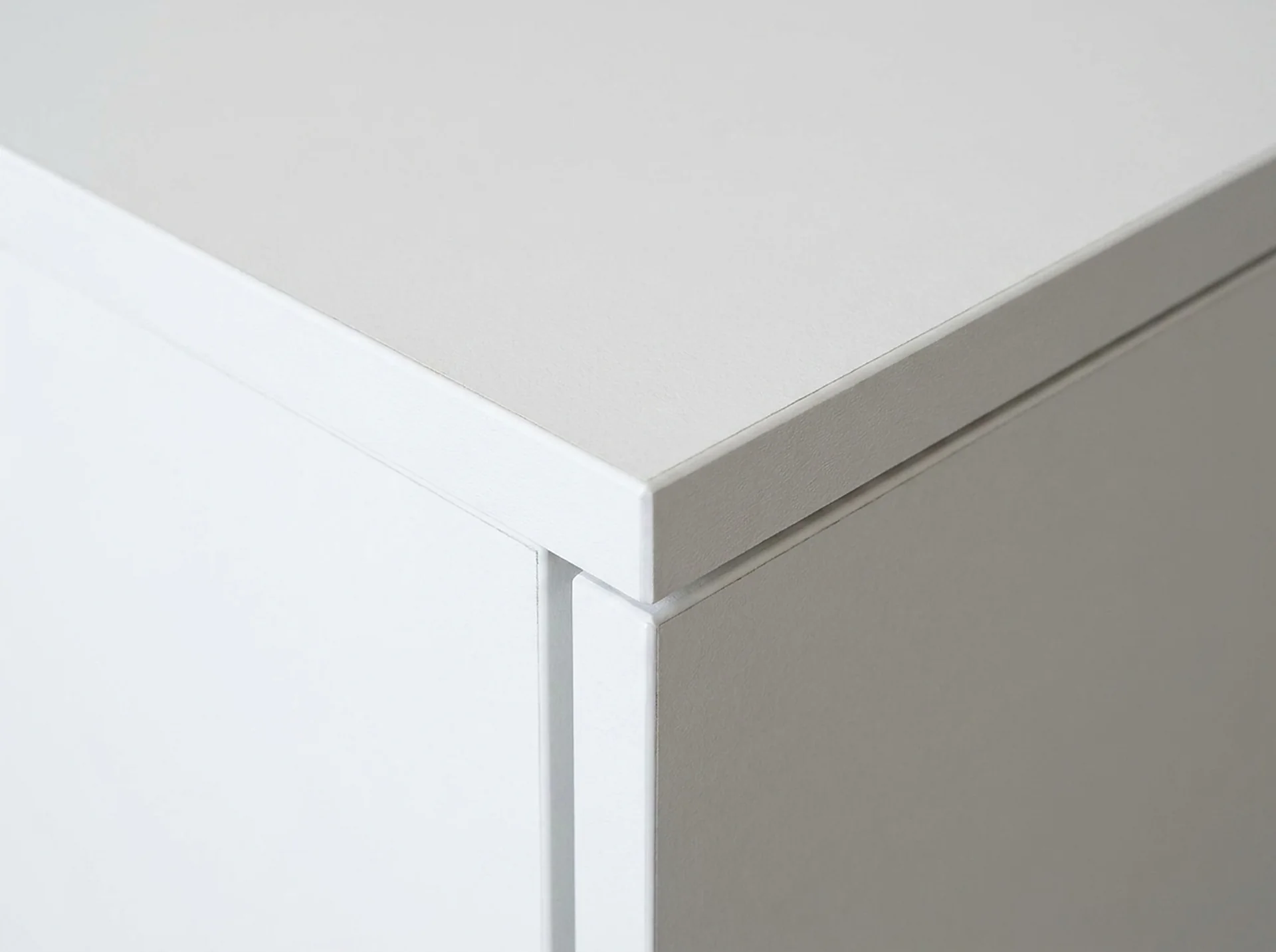 Edge and 32 mm shelf-pin detail of the Glass Door Display Cabinet